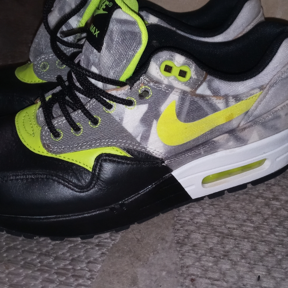 LIKE NEW!!!!!!!! WOMANS SIZE 8 AIR MAX